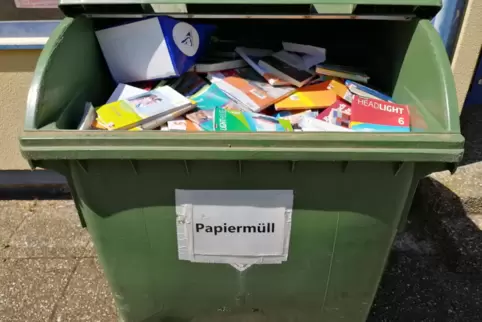 Schulbücher im Altpapier.
