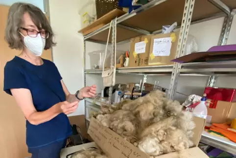 Manuela Maskill von der Lebenshilfe fertigt mit ihrer Gruppe aus alten Schafswollresten Dünger für den Garten.