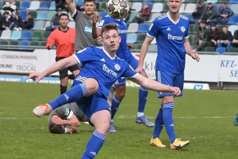 Nico Schauß, hier in einer Szene vom Regionalligaspiel gegen Astoria Walldorf, traf viermal.