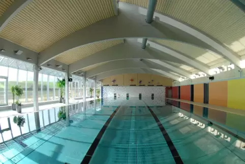In Schwimmer-, Erlebnis- und Planschbecken wurde die Wassertemperatur gesenkt. In Schwimmer-, Erlebnis- und Planschbecken wurde die Wassertemperatur gesenkt.