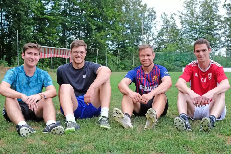 Haben noch gut lachen: die Neuzugänge (von links) Marc Heisler, Philipp Gruchlik, Simon Sefrin und ihr Spielertrainer Christian 