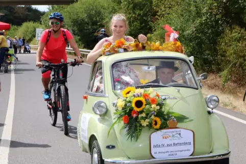 Gehörte zum Erlebnistag wie Fahrräder und Weinseligkeit: Albrecht Belger mit seiner Isetta, Baujahr 1977, in der er die Weingräf