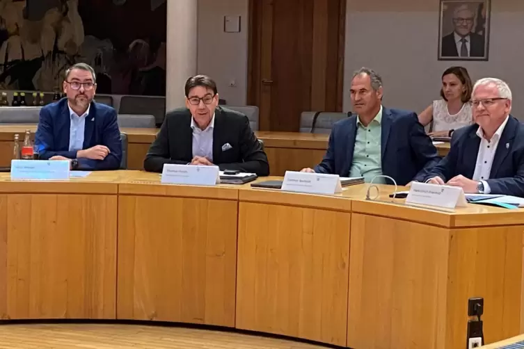 Pressekonferenz in Landau (von links): die Oberb&uuml;rgermeister Marc Weigel (Neustadt) und Thomas Hirsch (Landau) sowie die Landr&auml;t