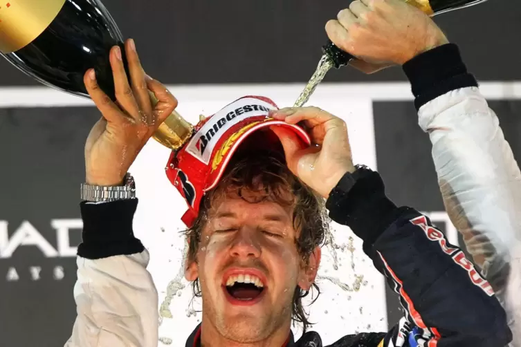 Gewohntes Bild: Sebastian Vettel im Jahr 2010 nach einem Sieg im Red Bull.