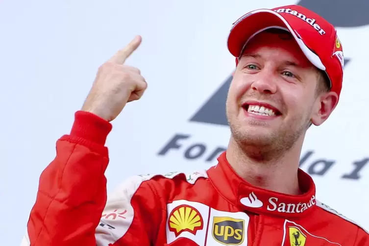 Die Pose: Sebastian Vettel 2015 als Ferrari-Pilot.