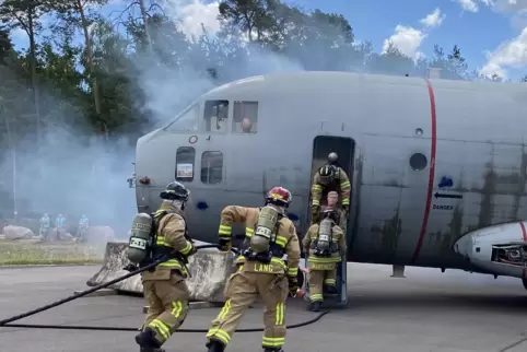 Kunst-Rauch: Am südlichen Rand der Ramsteiner Air Base haben Feuerwehrleute den Absturz eines Militärtransporters simuliert.