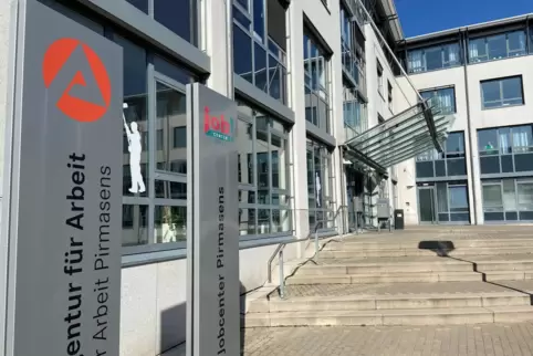 Die Agentur für Arbeit hat ihren Sitz in Pirmasens in der Schachenstraße. 