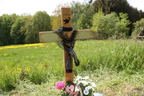 Ein Kreuz steht an der Stelle, wo im Januar 2022 zwei Polizisten erschossen wurden. 