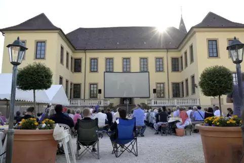 Passende Kulisse: Im Schlossgarten in Fußgönheim wurde der Film uraufgeführt.
