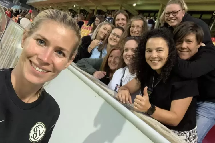 Wegen Kathrin Wei&szlig; (links) reisten Melanie Gei&szlig;ler (Zweite von rechts) und die Winnweilerer M&auml;dels nach Elversberg. 