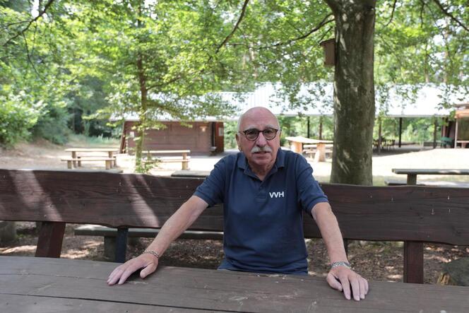 Friedrich Emmert, Vorsitzender des Verschönerungsvereins Hertlingshausen (VVH), auf der neuen Sitzbank unter der Buche am Sauhäu
