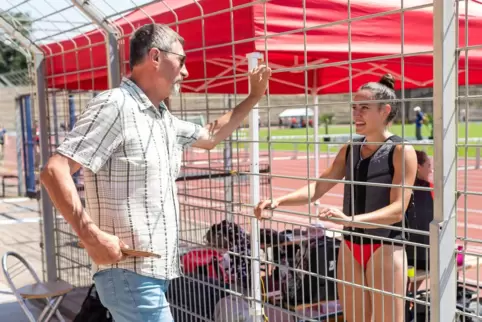 Inna Sydorenko am Rande der süddeutschen Meisterschaften in Ludwigshafen mit Trainer Juri Tscherer.