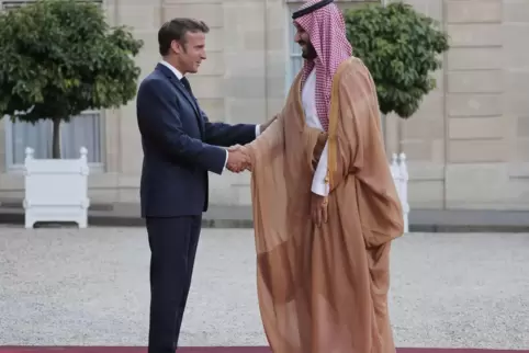 Kritiker werfen Macron „Scheinheiligkeit“ vor, rechts Kronprinz bin Salman. 