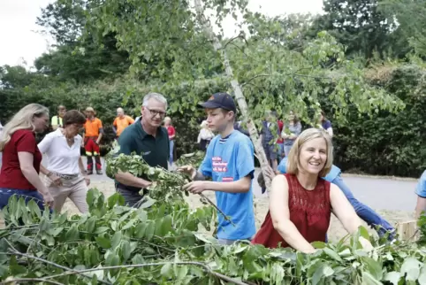 Das macht Spaß: Forst-Azubis zimmern mit Schülern eine Benjeshecke neben dem Forstamt. Umweltministerin Katrin Eder (rechts) unt