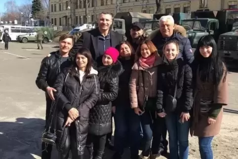  Ein Foto aus besseren Zeiten: Olena Shynderovska (vorne links) hatte in der Ukraine beruflich unter anderem mit Kiews Bürgermei