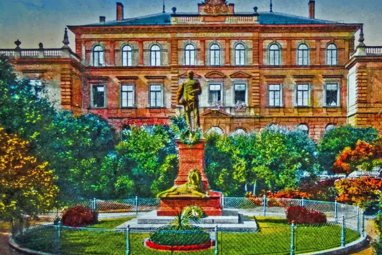 Die kolorierte Ansichtskarte aus dem Jahr 1905 zeigt den fr&uuml;heren Bismarckplatz zwischen Logenstra&szlig;e, Bahnhofstra&szlig;e und Eisenbah