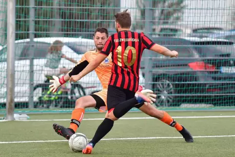 Gut gehalten: Robin Koch, Torhüter des SVN Zweibrücken, rettet im Stadtderby vor TSC-Spielmacher Dennis Hirt. 