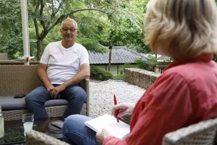 Recht entspannt, aber voller Tatendrang: Ralf Kammer, Vorsitzender des Vereins Japanischer Garten, im Gespräch mit Redakteurin G