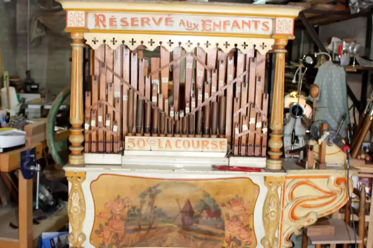 Prunkstück in der längst zur Werkstatt gewordenen Garage: die wieder spielbereite Jahrmarkt-Orgel aus dem Écomusée Ungersheim.