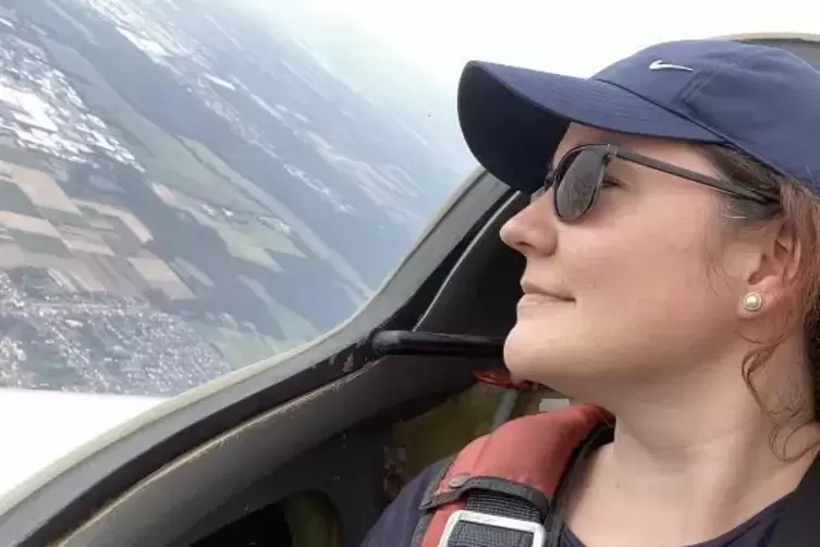 RHEINPFALZ-Redakteurin Silvia Sebastian genießt ihren ersten Segelflug 