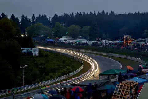 Die Nordschleife des Nürburgrings – hier bei einem 24-Stunden-Rennen – zählt zu den härtesten Rennstrecken der Welt, was sie zu 