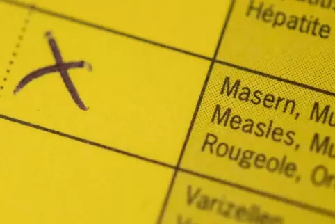 Zum Schutz vor ansteckenden Masern greift nun auch die zweite Stufe der vor zwei Jahren eingeführten Impfpflicht für Schulen und
