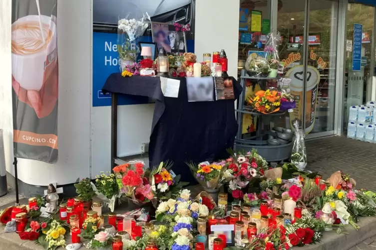 Idar-Oberstein: Blumen und Kerzen sind vor einer Tankstelle aufgestellt. Ein junger Kassierer war am 18. September 2021 von eine