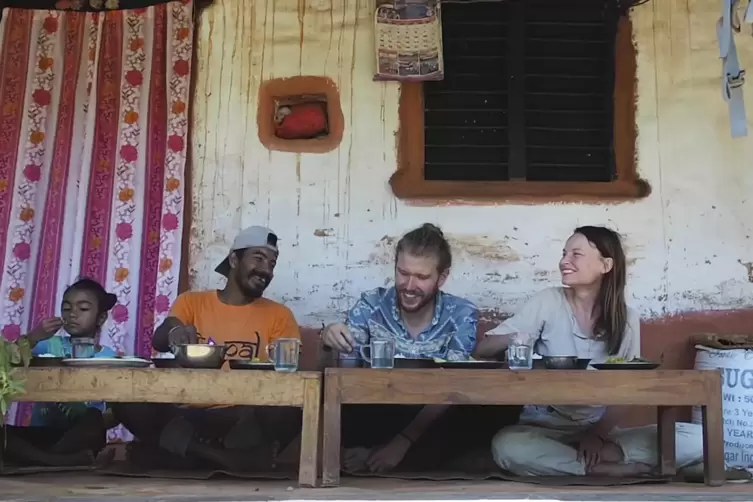 Am Tisch mit ihren nepalesischen Freunden: Die Filmemacher Michael Moritz und Anna Baranowski haben 2020 in Nepal den Alltag der