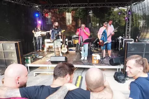 Miteinander das Fest genießen: die Band Riggehoor mit Sänger David Betz an der Heilig-Kreuz-Kirche. 