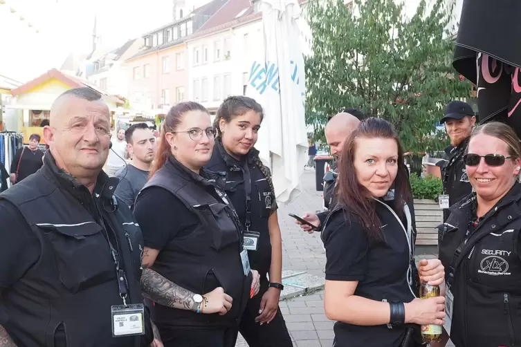 Arbeiten statt feiern: Sie waren f&uuml;r die Sicherheit auf der Festmeile unterwegs.