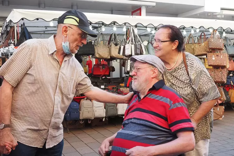 Wieder unter Leute kommen: Elisabeth Metzger und ihr Bruder Fritz Sch&auml;fer (Mitte) freuen sich, Bekannte zu treffen.