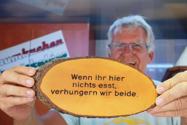 Seit Jahren bietet Ferenc Gancs auf dem Stadtfest Baumstriezel an &ndash; und beweist Sinn f&uuml;r Humor. 