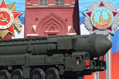 Eine russische mobile ballistische Interkontinentalrakete wird bei einer Militärparade zur Erinnerung an das Ende des Zweiten We