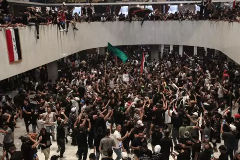  Hunderte Anhänger des schiitischen Geistlichen al-Sadr stehen im irakischen Parlament.