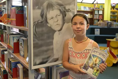 Schnell noch ein Foto, bevor Charlotte Fuß wieder zwischen den Regalen der Gemeindebücherei verschwindet – Lesestoff organisiere