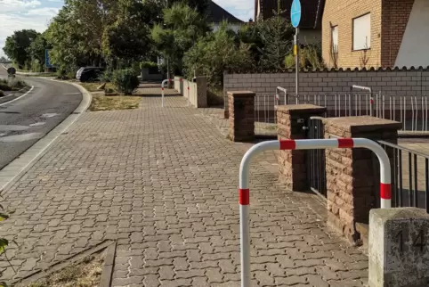 Umlaufsperren sollen Fahrradfahrer ausbremsen wie hier in der Schauernheimer Straße. 