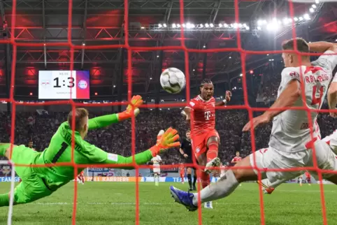 Wieder ist der Ball im Tor: Serge Gnabry (rotes Trikot) schenkt RB den vierten Gegentreffer ein.