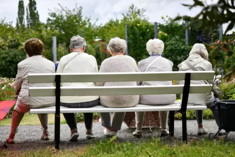 Die Rente, die Frauen beziehen oder im Alter erwarten können, fällt oft mickrig aus. Denn meist sind es die Frauen, die im Beruf