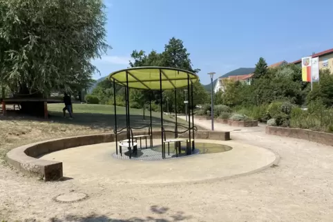 Das Karussel befindet sich am östlichen Ende der Alla-Hopp-Anlage in Edenkoben.