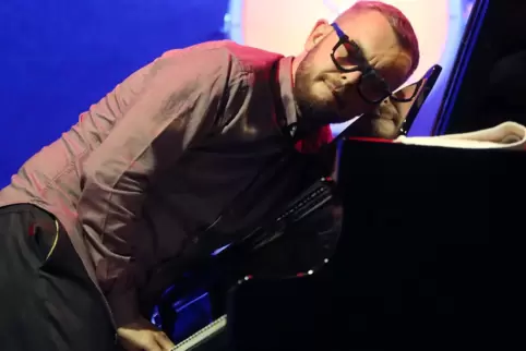 Pawel Kaczmarczyk, Jazz-Pianostar aus Polen, in der Südpfalz erfolgreich gegen Westwind anspielend.
