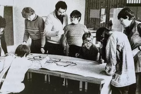 Das Lehrerehepaar Willi und Brunhilde Bast mit ihrer Klasse in den 70ern.