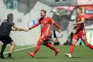 Da war die Sensation noch nah: Marlon Ritter jubelt nach seinem Traumtor zum 1:0 für den FCK. Da war die Sensation noch nah: Marlon Ritter jubelt nach seinem Traumtor zum 1:0 für den FCK.