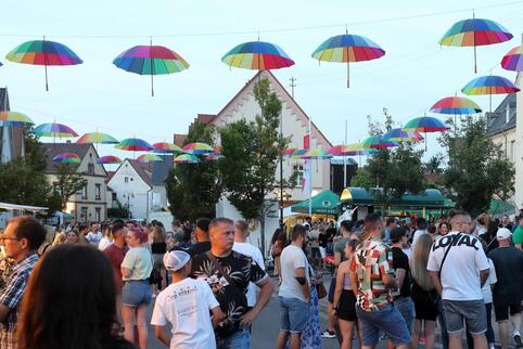 Blickfang: die Regenschirm-Deko beim Straßenfest am Rathausplatz in Lingenfeld. 