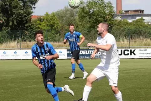 Aufgeschaut: Speyers Ahmet Saka (links) mit Heiligensteins Michael Arbogast.