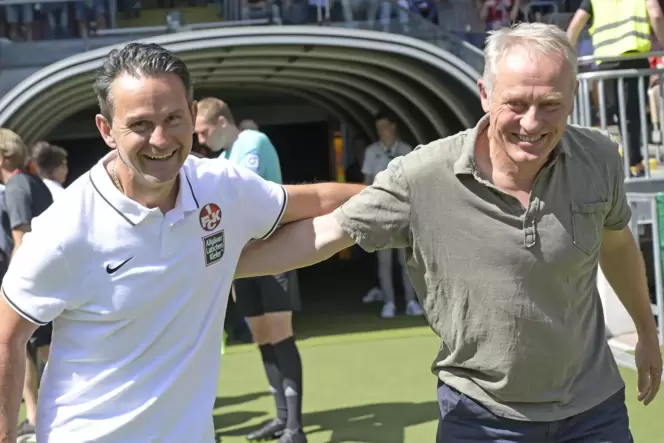 Vor einem packenden Pokalspiel: FCK-Trainer Dirk Schuster (links) und Freiburgs Chefcoach Christian Streich. Vor einem packenden Pokalspiel: FCK-Trainer Dirk Schuster (links) und Freiburgs Chefcoach Christian Streich.