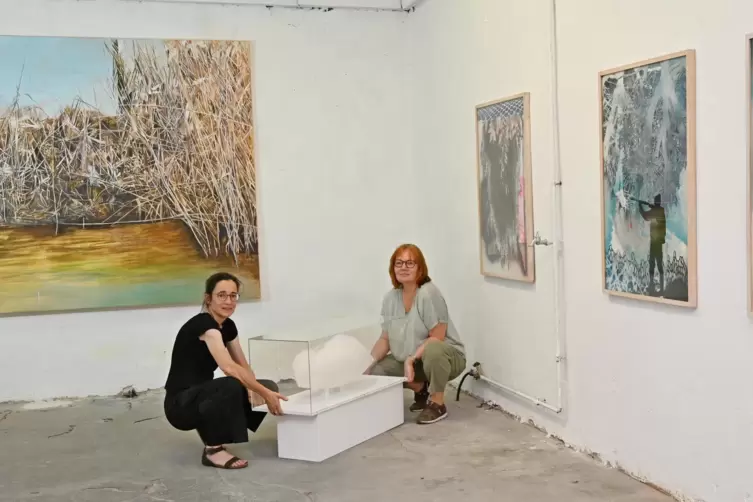 Im Atelier von Ingrid Bürgy-de Ruijter: Sophie Casado (links) und Anne Katrin Schreiner. 