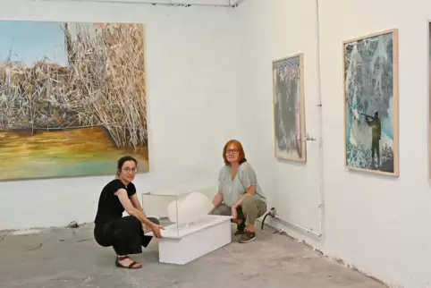 Im Atelier von Ingrid Bürgy-de Ruijter: Sophie Casado (links) und Anne Katrin Schreiner. 