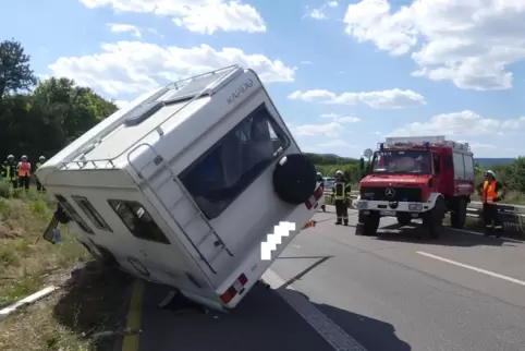 Die Feuerwehr stellte das Wohnmobil mit Hilfe einer Seilwinde wieder auf.