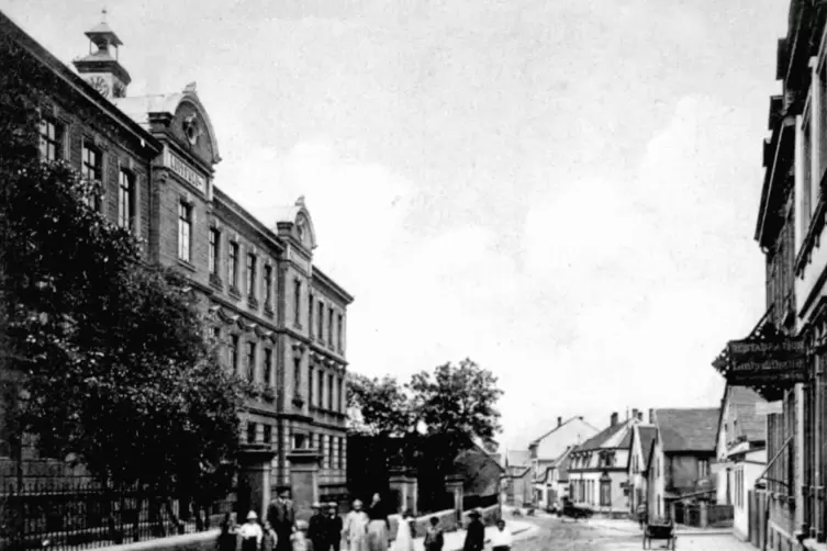 Die Luitpoldschule beherrscht diesen Teil der Albrechtstraße (Aufnahme aus dem Jahr 1905). 
