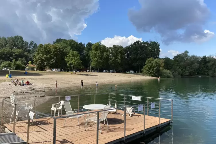 Urlaubsstimmung: Der Ponton, der bisher in der Mitte des Sees schwamm, ist nun am Ufer befestigt.